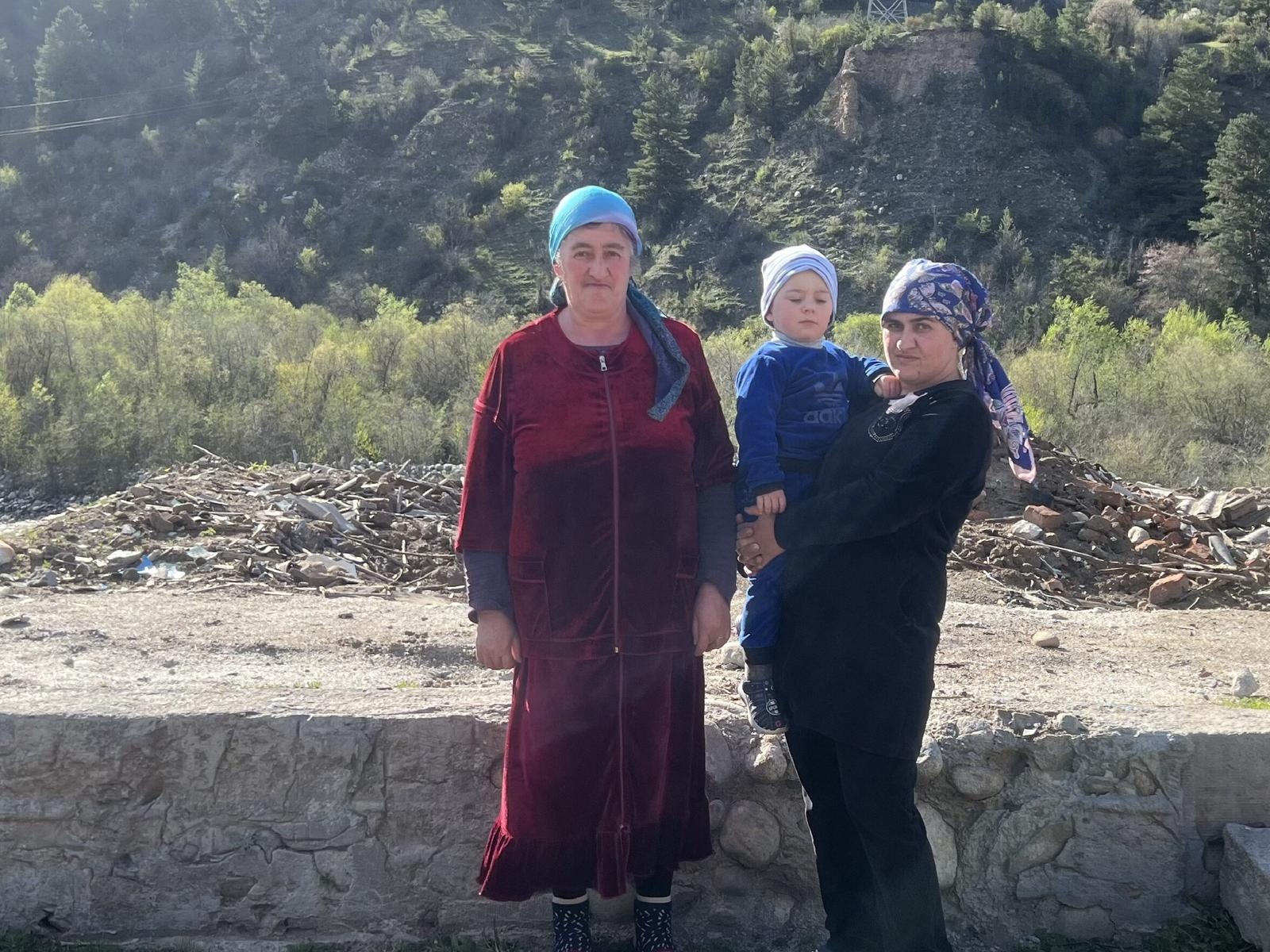 Семья погорельцев нуждается в помощи для восстановления дома после пожара!