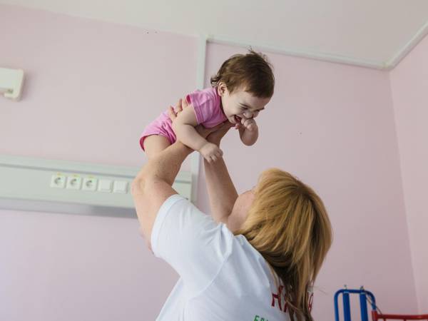 Дети-сироты в больницах нуждаются в сопровождении и помощи заботливых нянь