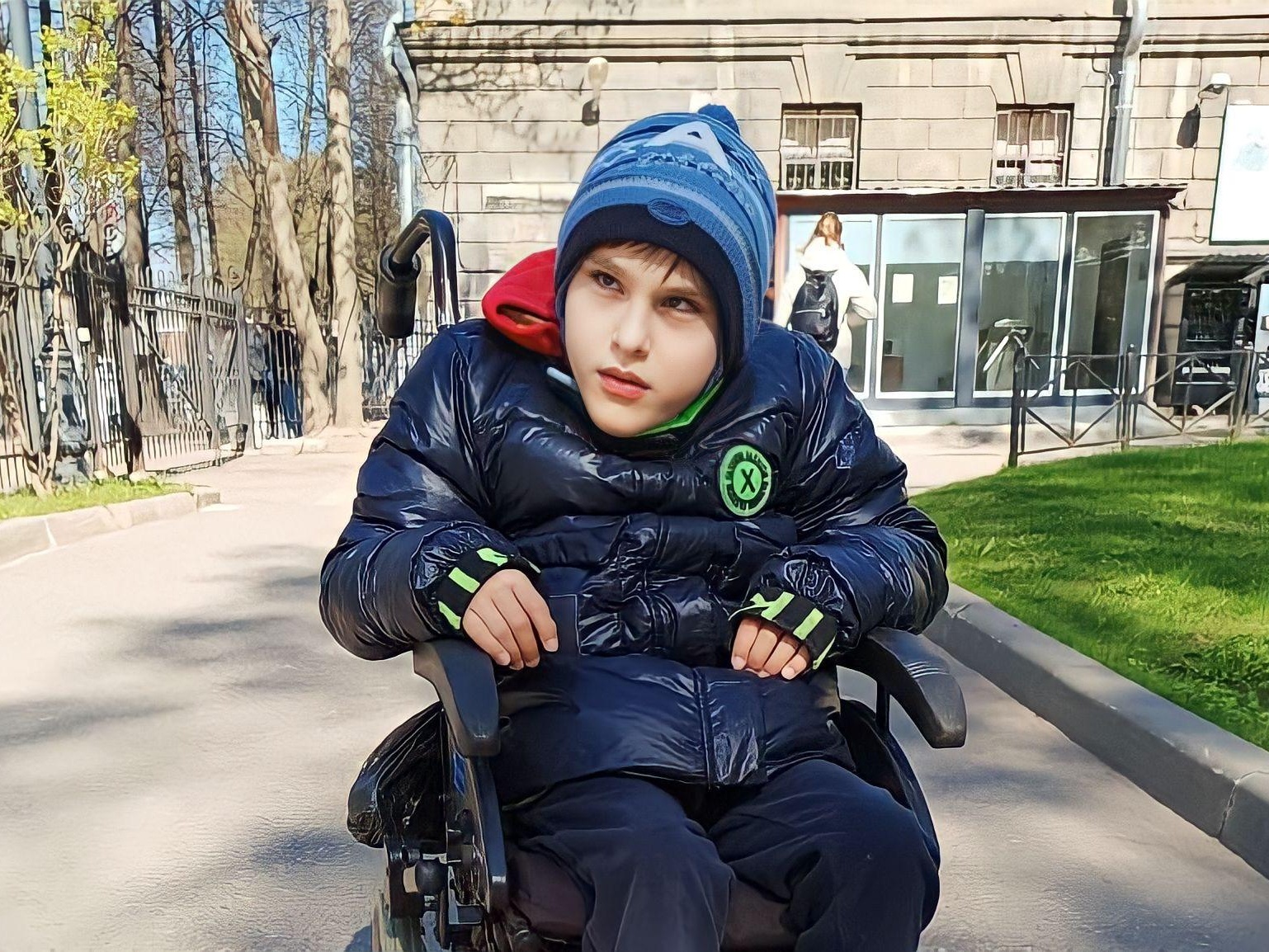 У Шамиля ДЦП. Ему нужно пройти реабилитацию, чтобы научиться ходить самостоятельно