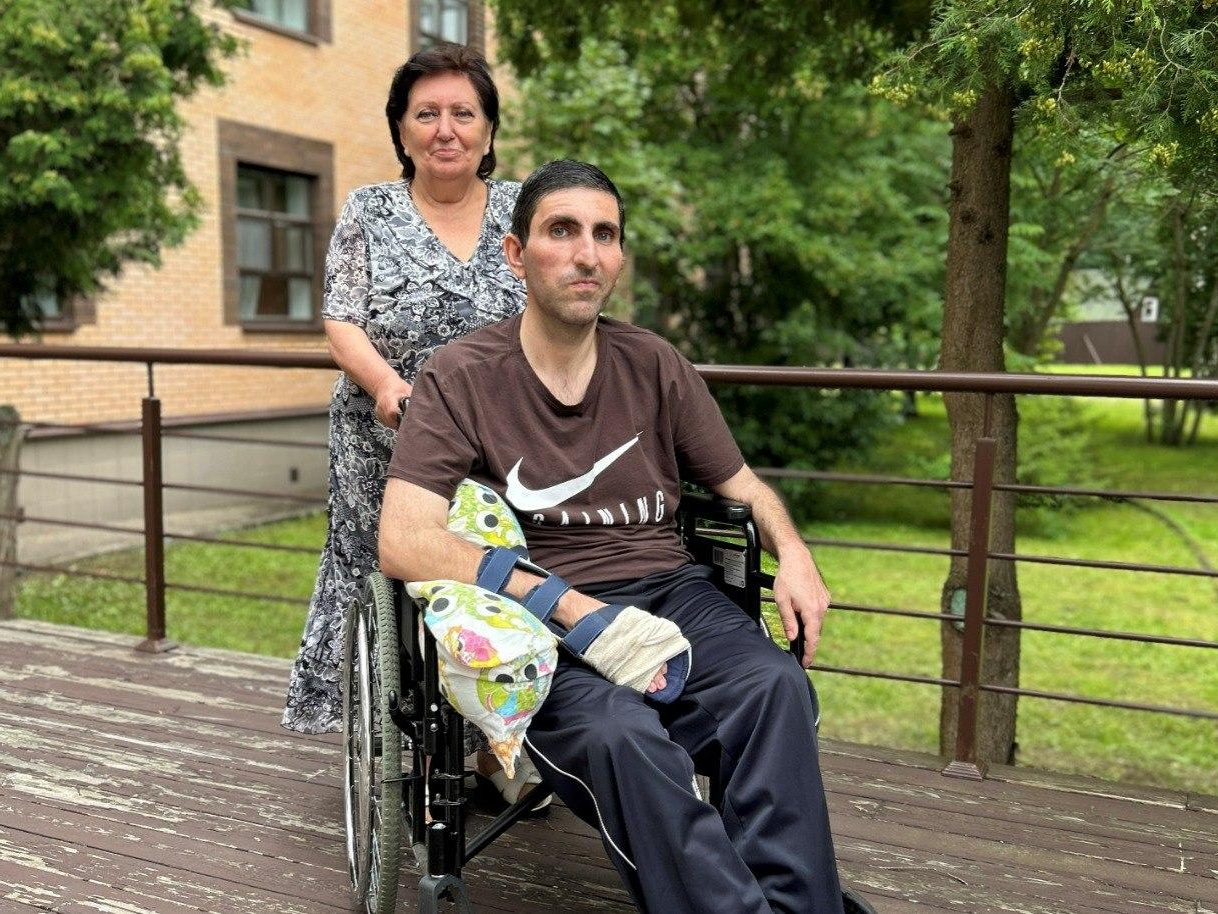 Вадим обездвижен после инсульта. Ему нужна реабилитация