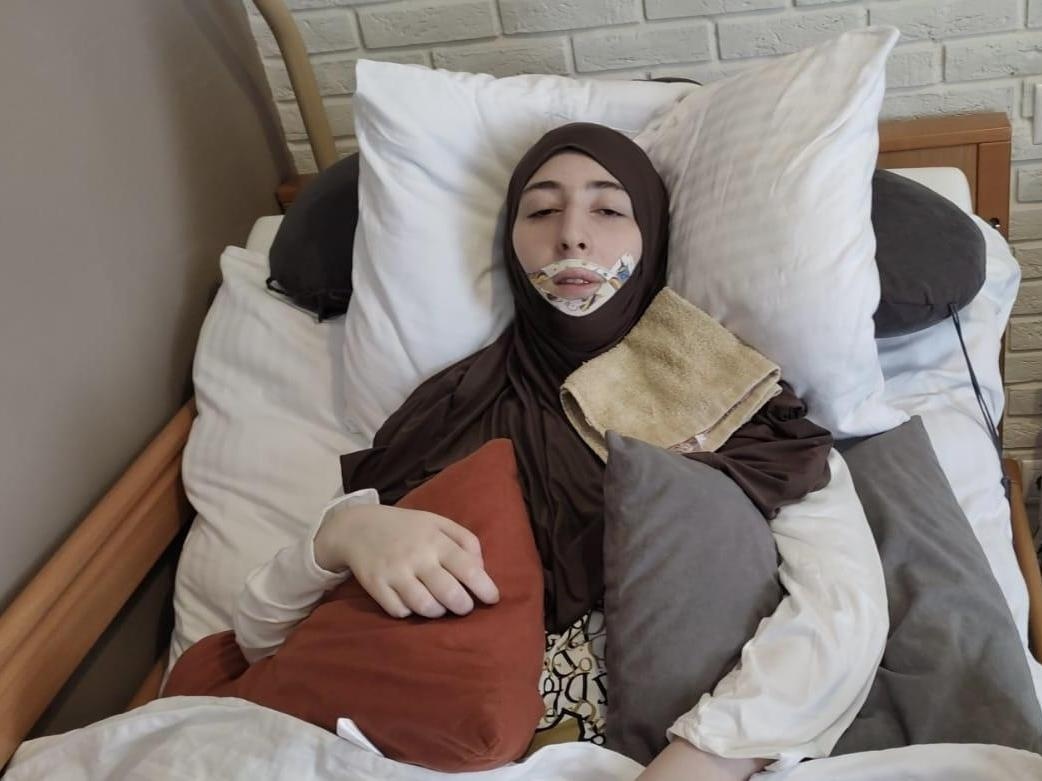 Софья парализована после выхода из комы. Ей нужны медицинская кровать и кресло-коляска!