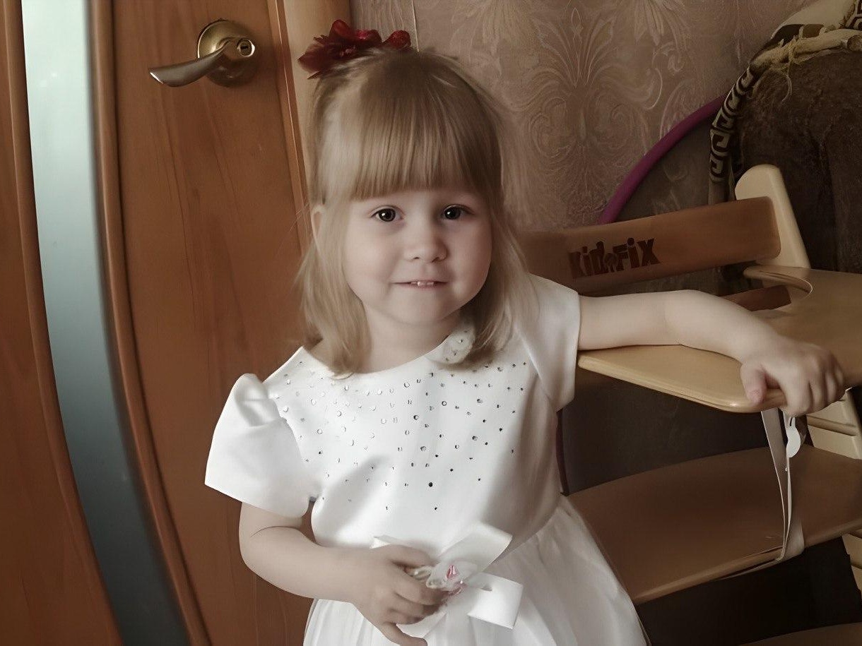 У Ксюши спина бифида. Из-за разной длины ног ей нужна специальная подножка для коляски