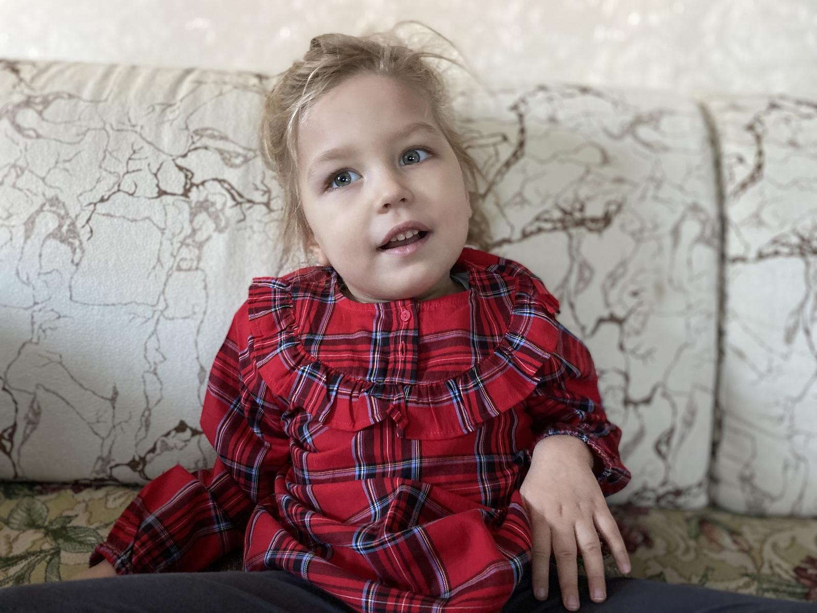 У Дины ДЦП. Ей нужно специальное сиденье для поддержки правильного положения тела!