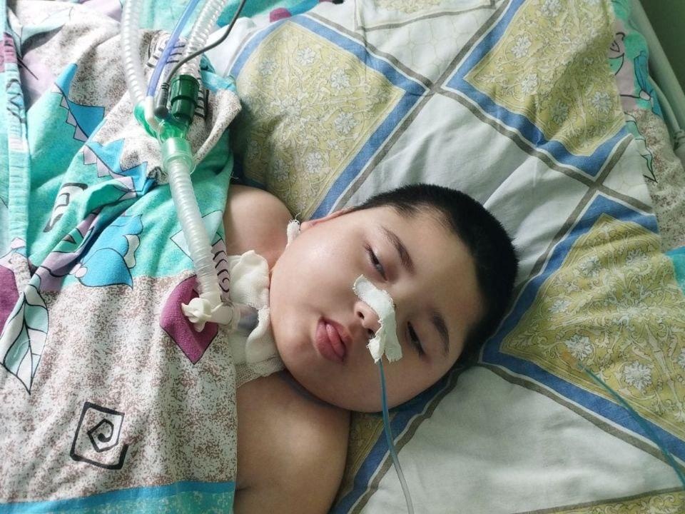 Азиза нуждается в сопровождении няни во время лечения в больнице