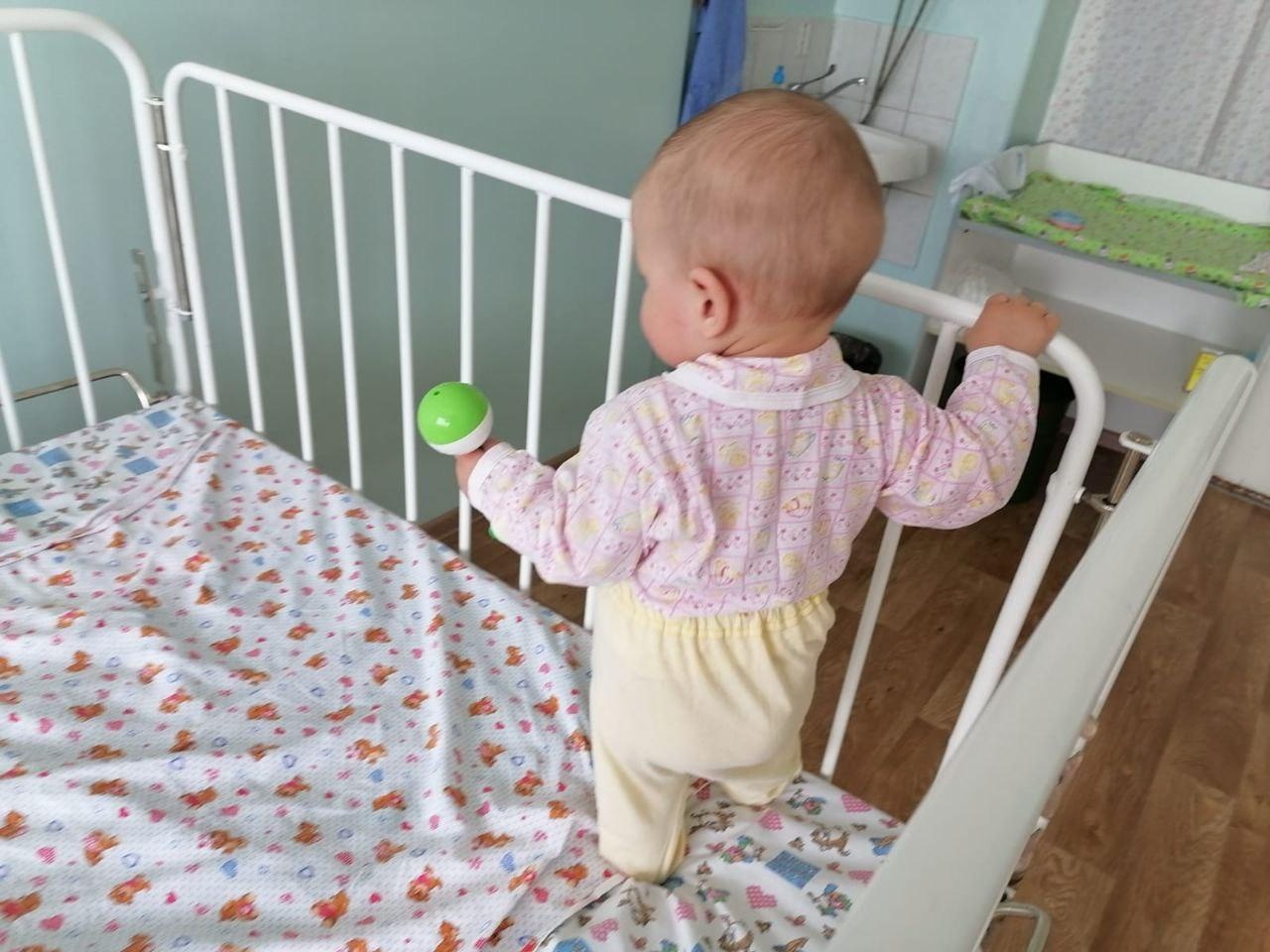 Дети-сироты, находящиеся на лечении в больнице, нуждаются в помощи нянь