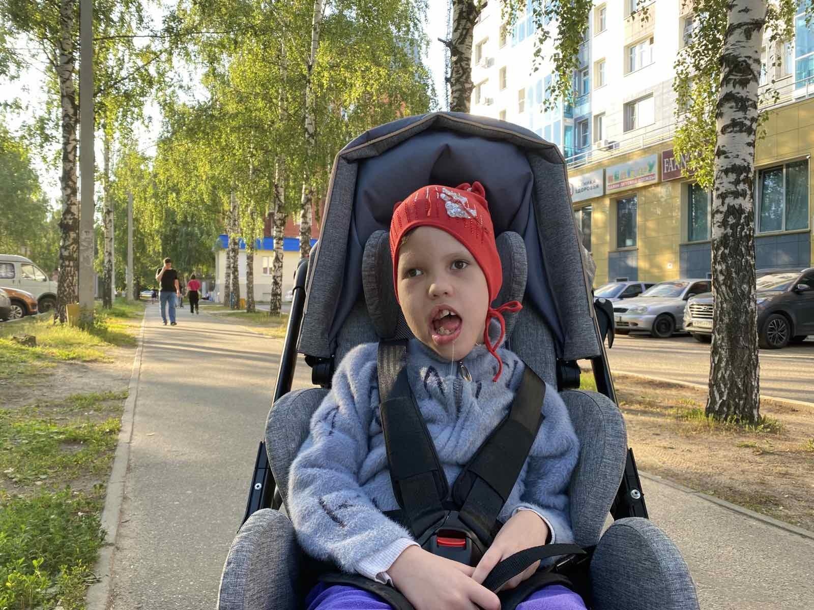 Арине необходим специальный шезлонг для купания!