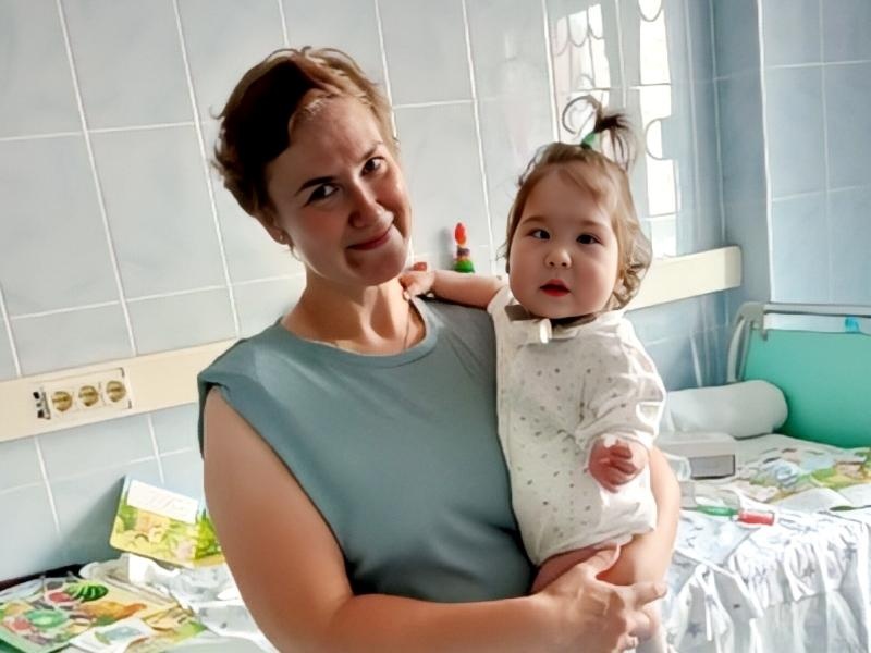 Дети-сироты, проходящие лечение в больнице, нуждаются в сопровождении заботливых нянь