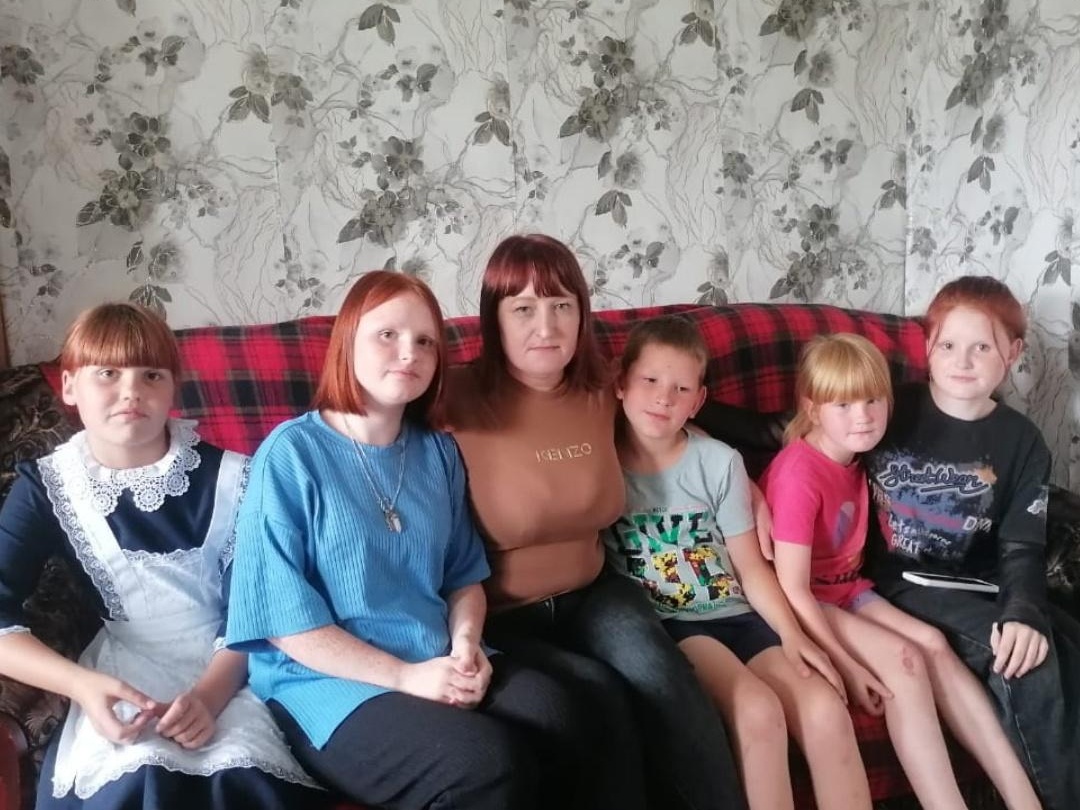 The house of Valentina and her five children burned down, we will help them buy a new home