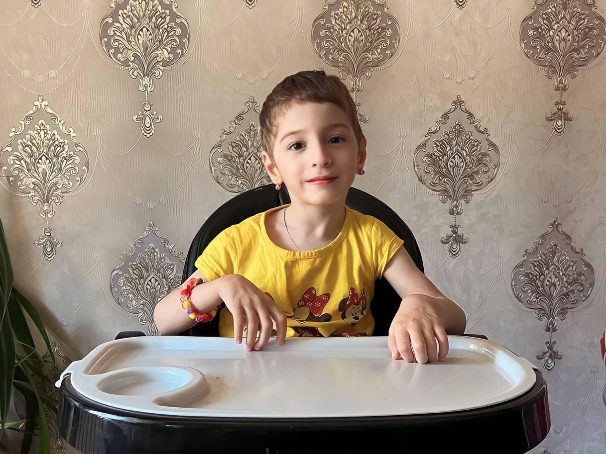 У Хадижи сломалась инвалидная коляска, она нуждается в новой