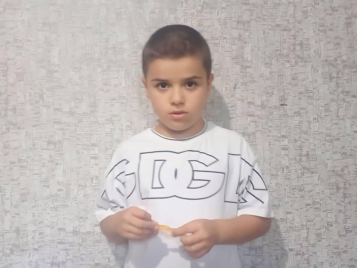 У Али аутизм. Чтобы научиться говорить, ему нужно пройти реабилитацию