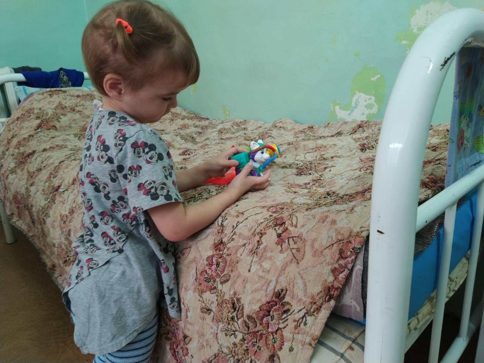 Настя - сирота. Малышке нужна помощь и сопровождение няни на время лечения в больнице!
