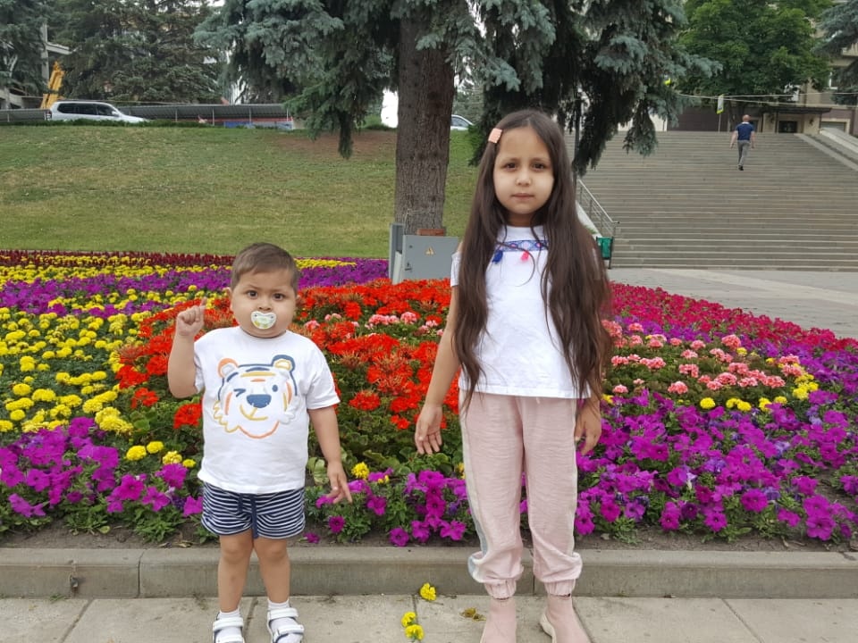 Помогите Ясмине и Амирмохиру пройти контрольное обследование!