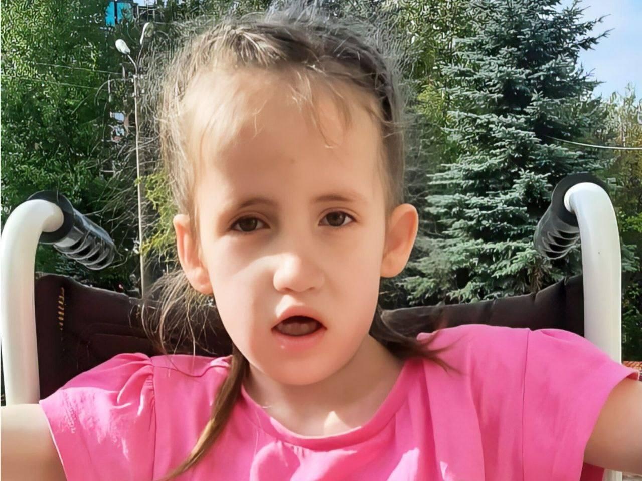 Эвелина - сирота. Ей и ещё одному подопечному Фонда нужна помощь няни во время лечения в больнице
