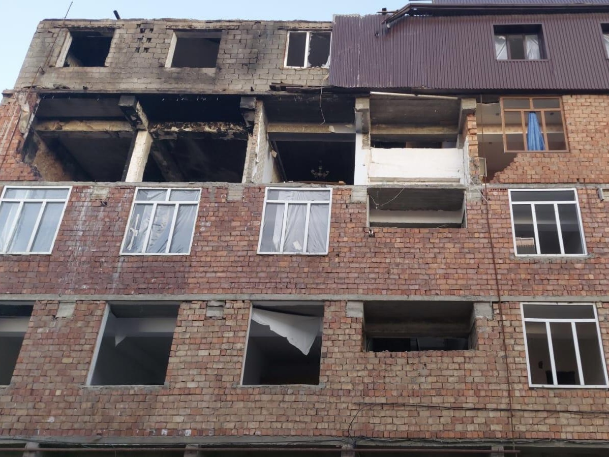 Погорельцы многоквартирного дома нуждаются в восстановлении крыши и окон после пожара!