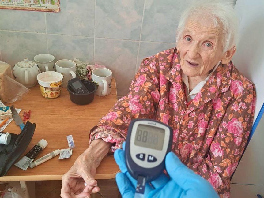 Одиноким пожилым людям, нуждающимся в медицинском уходе, требуются лекарства