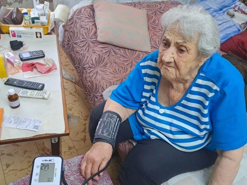 17 solitary and weakened elderly people need medications