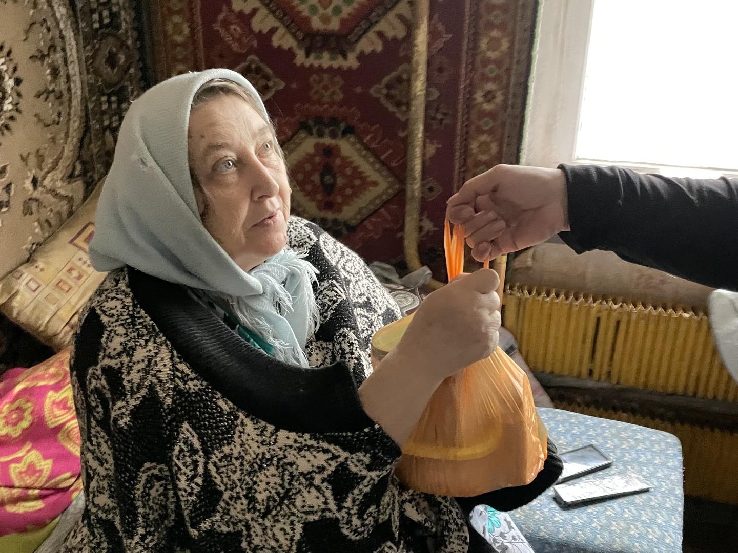 45 lonely elderly people in difficult life situations need food!