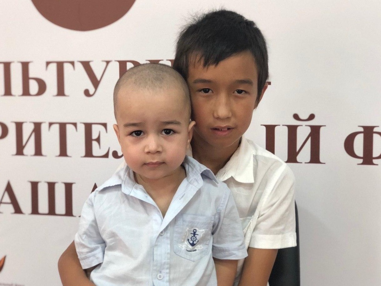 У одиннадцатилетнего Жана и его брата Дамира портятся зубки - необходимо срочное лечение!