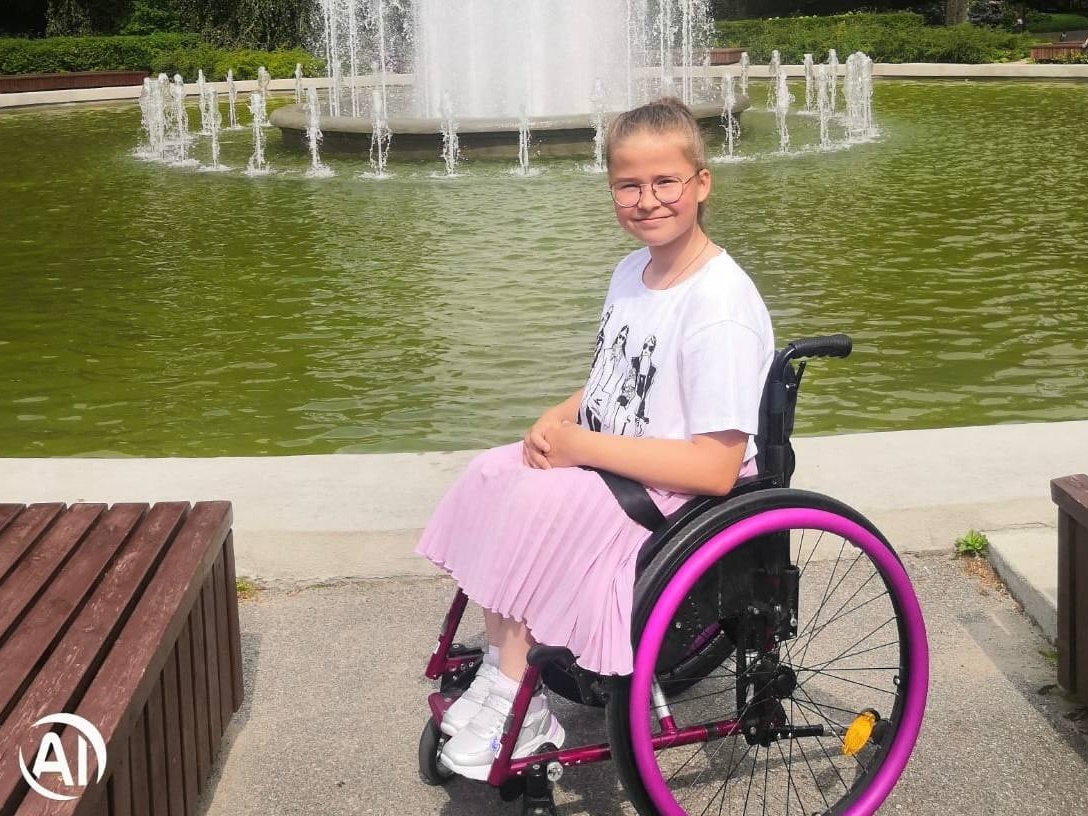Lisa's back is bifida. The girl has grown out of her old stroller and now she needs a new stroller!