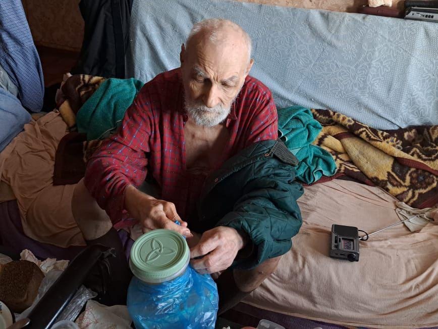 Lonely elderly people in difficult life situations need food!