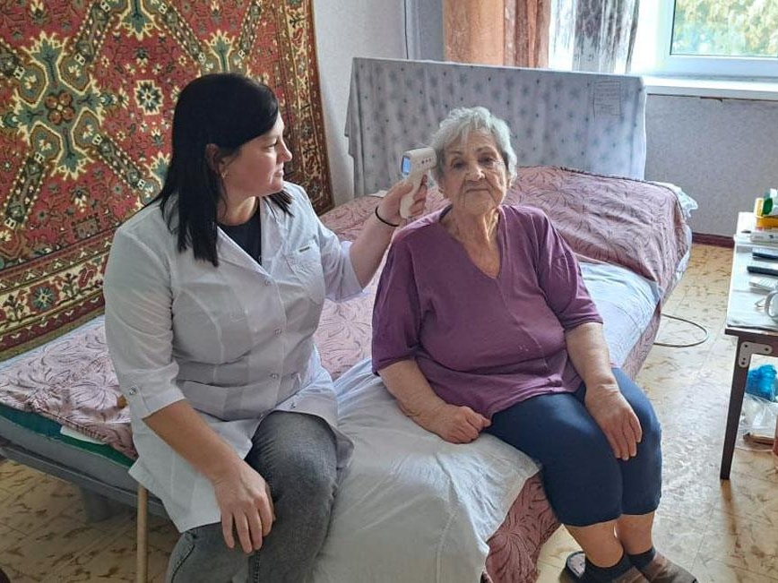 Bedridden solitary elderly individuals require the assistance of a caregiver to maintain their personal hygiene