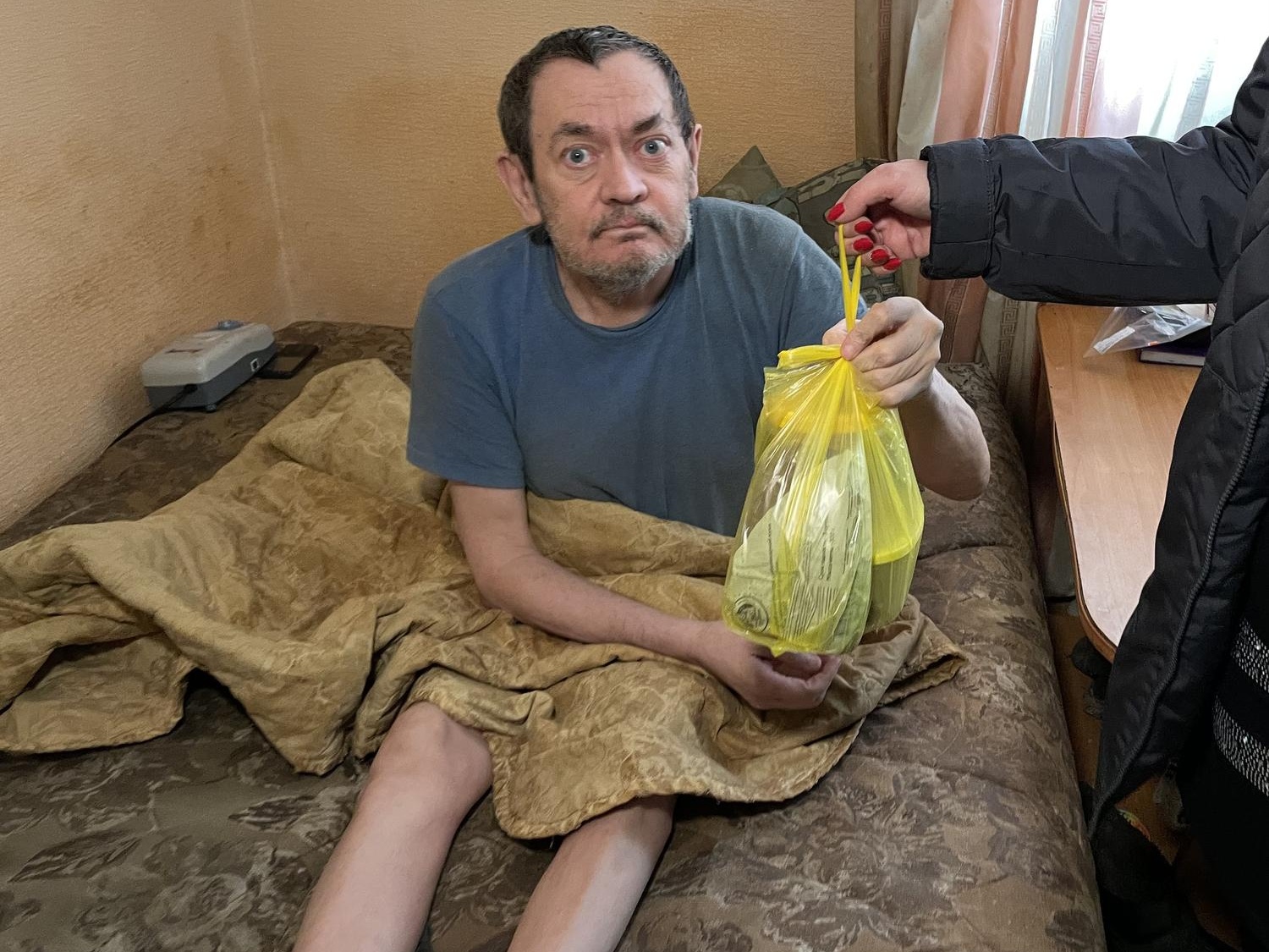 Lonely elderly people in difficult life situations need food!