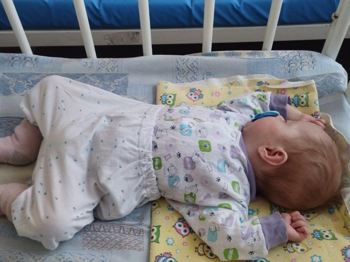 Milena is an orphan. The baby needs the help and support of a babysitter during treatment in the hospital!