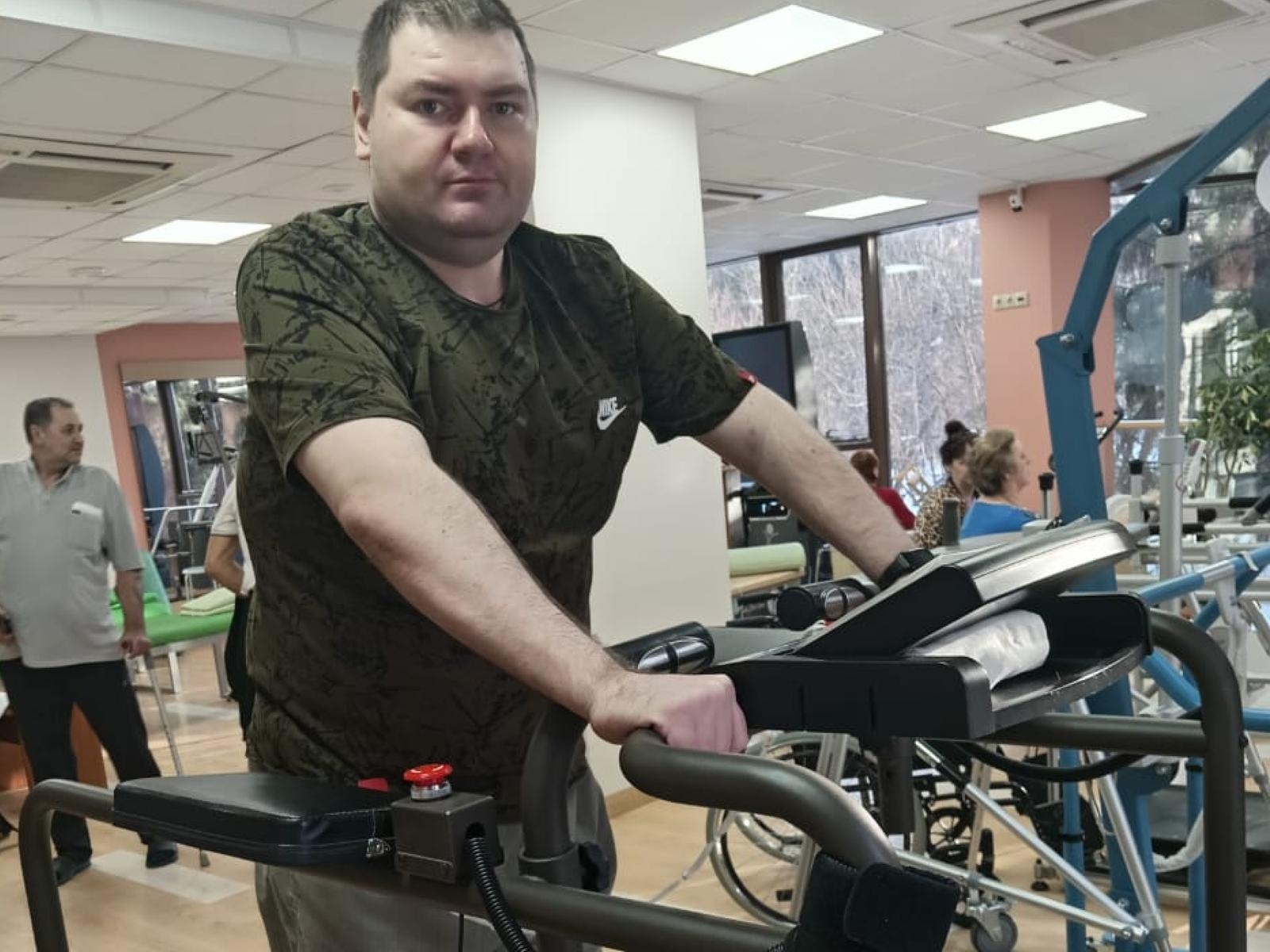 Равилю нужна реабилитация, чтобы начать самостоятельно ходить после инсульта