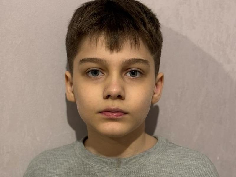 Адам нуждается в специальных очках, чтобы восстановить зрение!