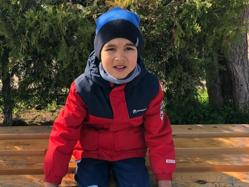 To see better, Marcel needs machine eye treatment, to see better!