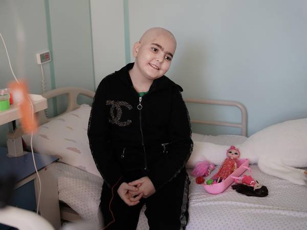 У Эли онкологическое заболевание. Ей нужно специальное лекарство, чтобы сделать шаг к выздоровлению!