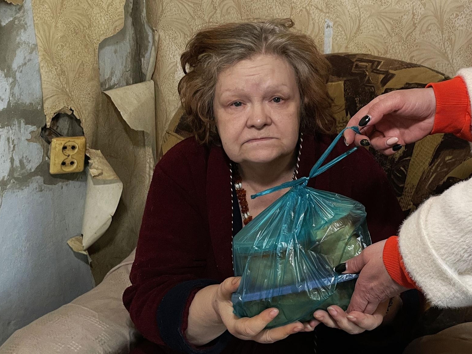 Lonely elderly people in difficult life situations need food!