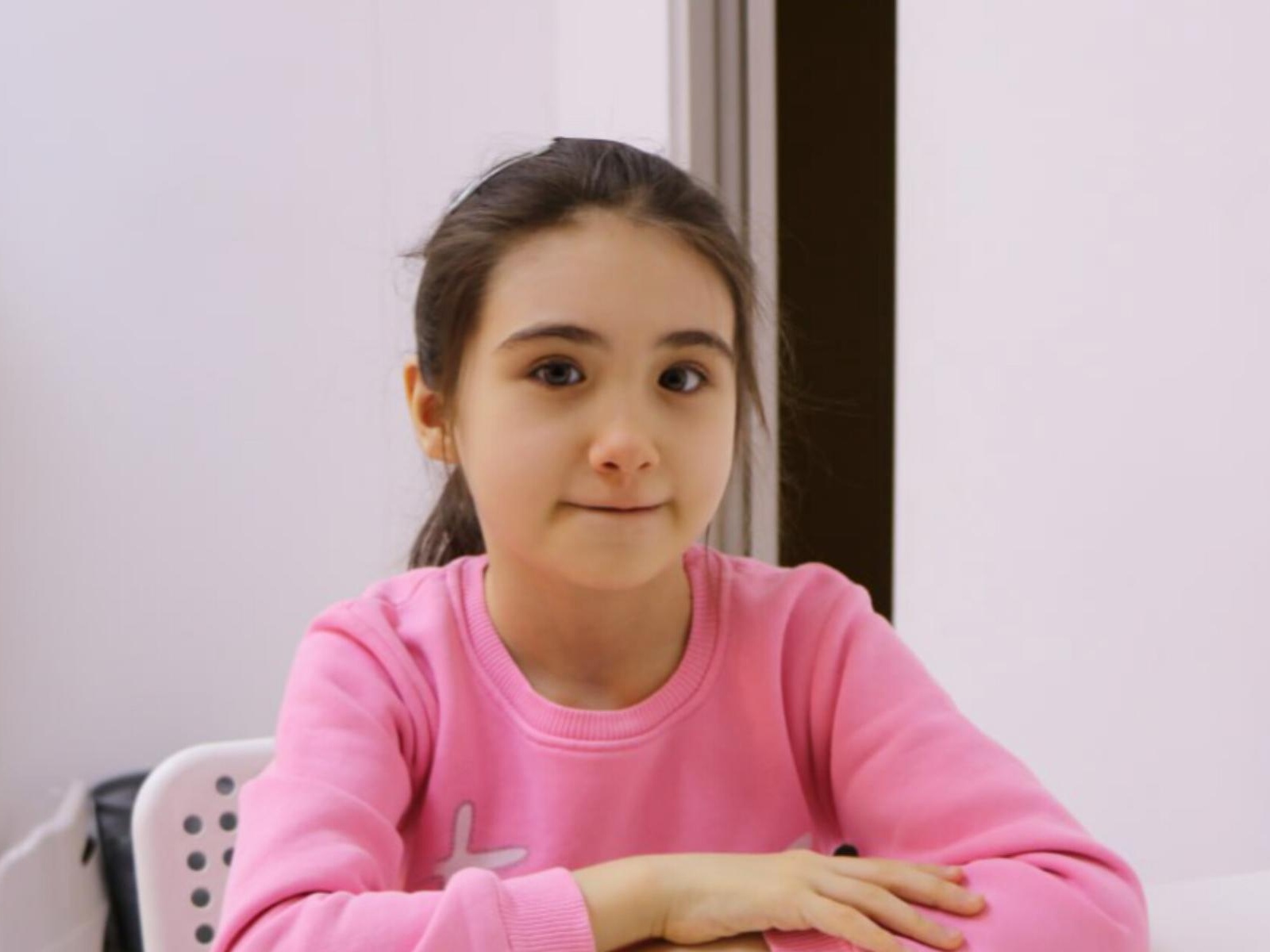 Hava has autism! Rehabilitation courses are required to cope with developmental problems!