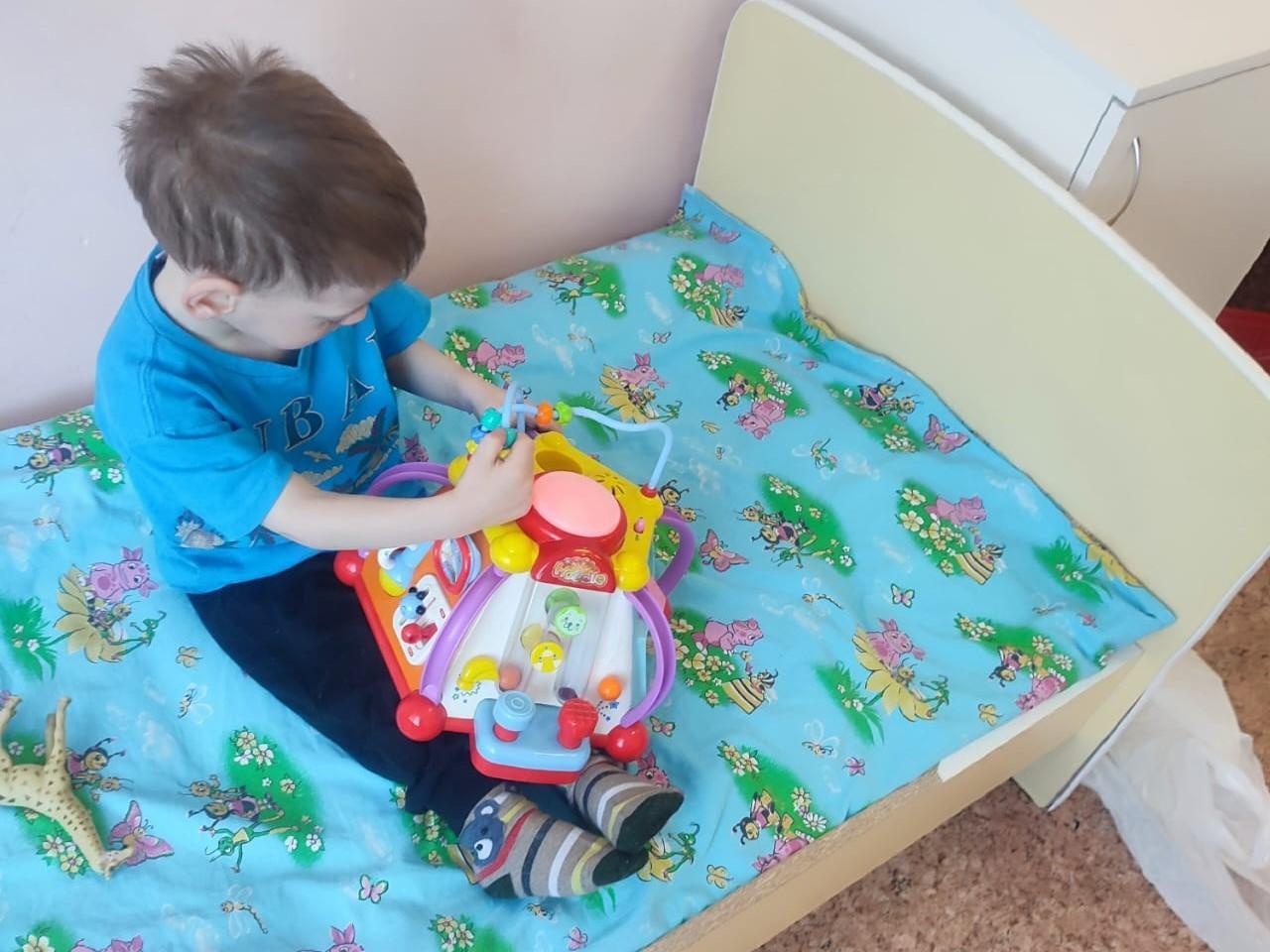 Vanya and Andrey are orphans, they need the help and care of caring nannies during treatment in hospitals!