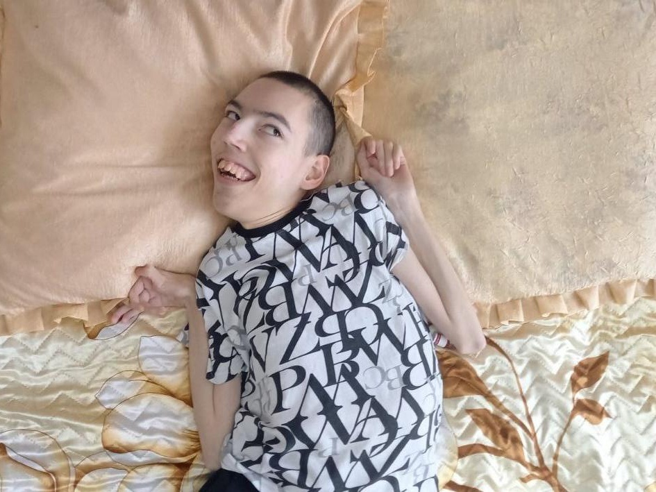 Oleg has cerebral palsy: he needs stabilizing pillows to prevent complications