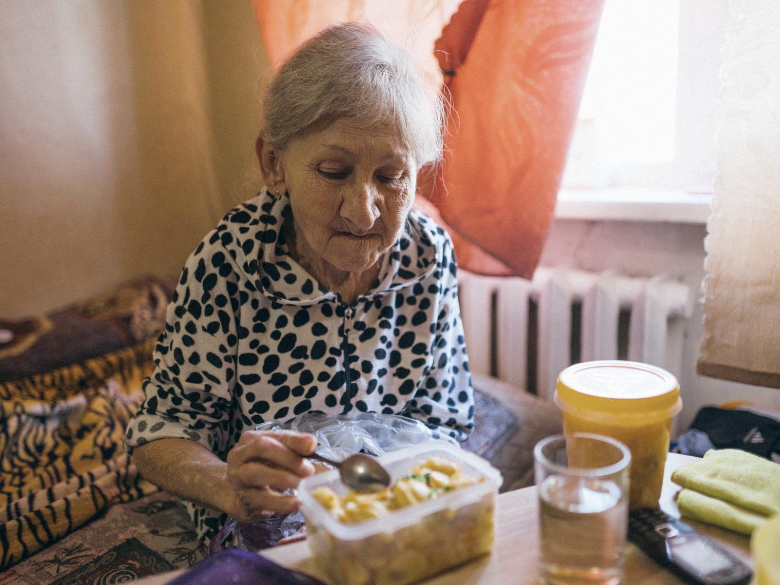 Одинокие пожилые люди нуждаются в горячем питании