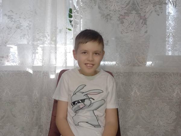 Матвею нужно специальное кресло-коляска, чтобы комфортно передвигаться в школе и дома