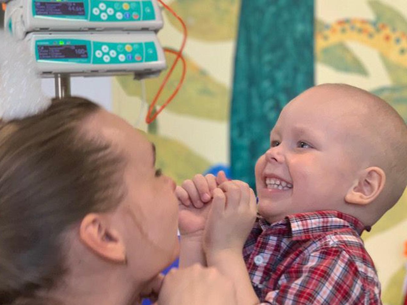 Let's hold a holiday for children with cancer in the hospital with the presentation of gifts!