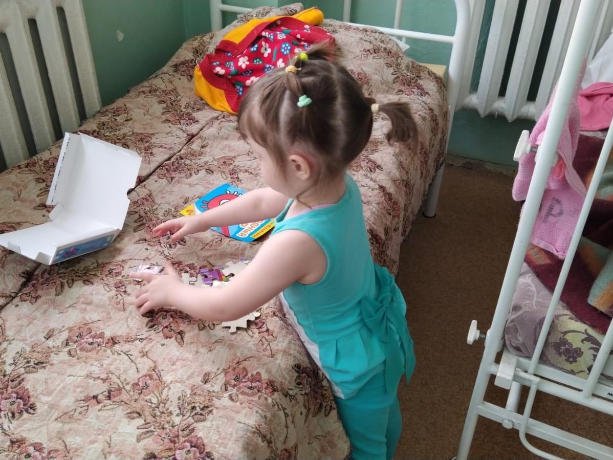 Anna is an orphan. The baby needs the help and support of a babysitter during treatment in the hospital!