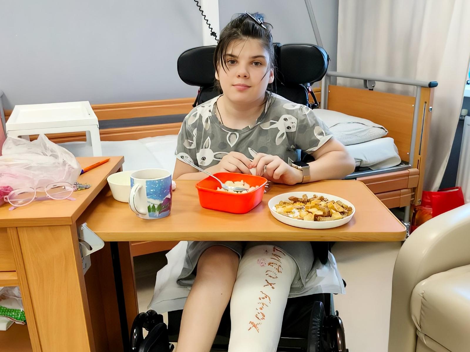 Marina is an orphan. After surgery on her legs, she needs the help of a babysitter.