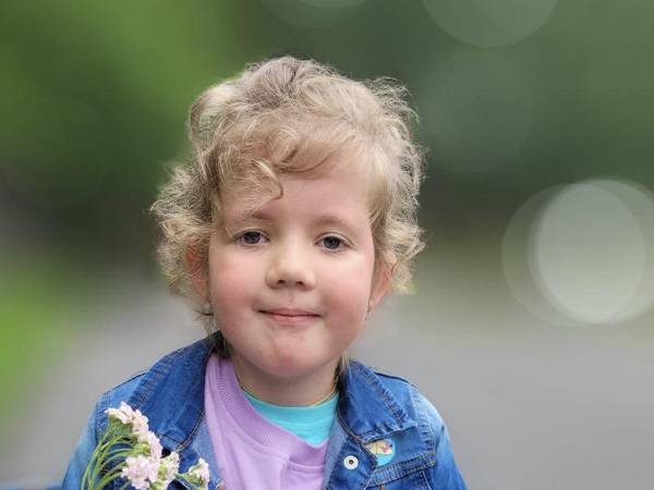 У Эммы слабые мышцы, ей нужна коляска, чтобы двигаться самой