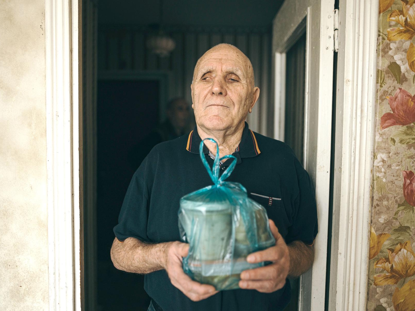 Lonely elderly people in difficult life situations need food!