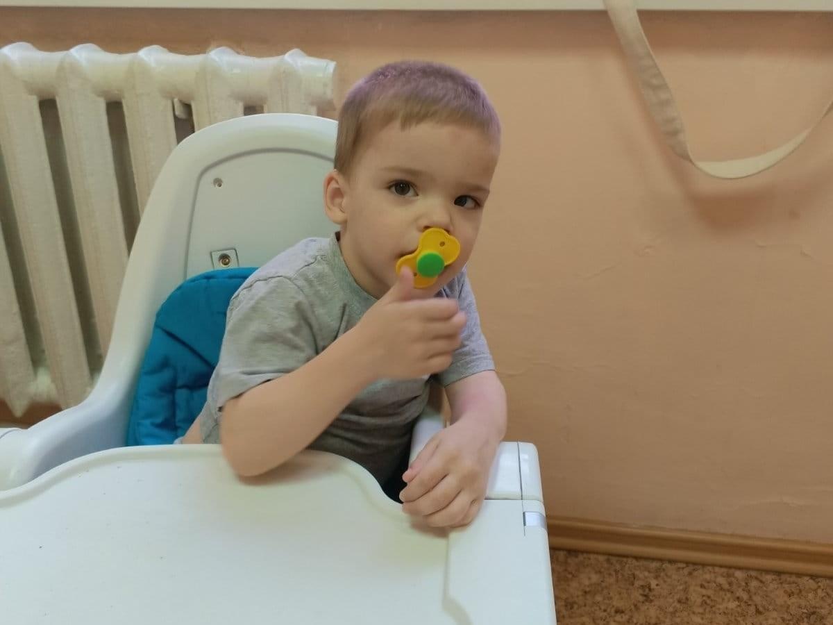 Salim is an orphan. He needs the help and support of a babysitter during his treatment in the hospital!