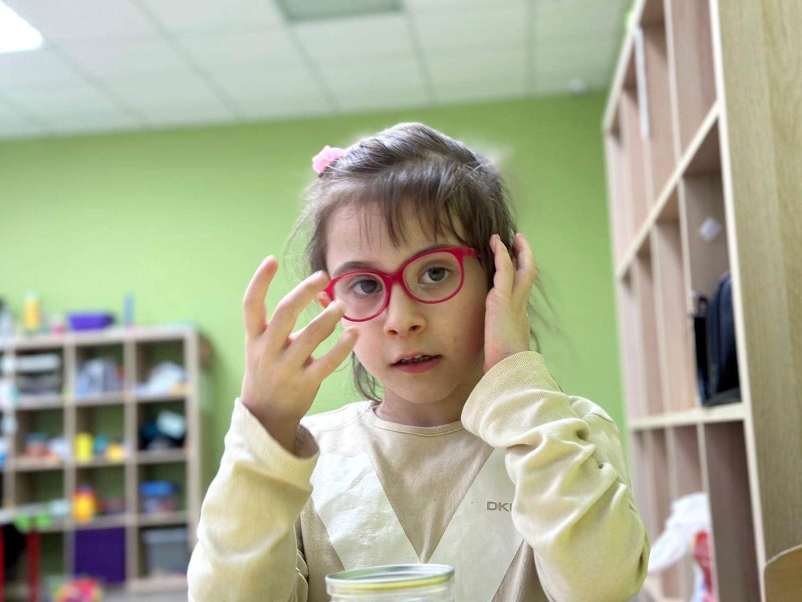 Maryam has autism! To overcome the developmental delay, a rehabilitation course is needed!