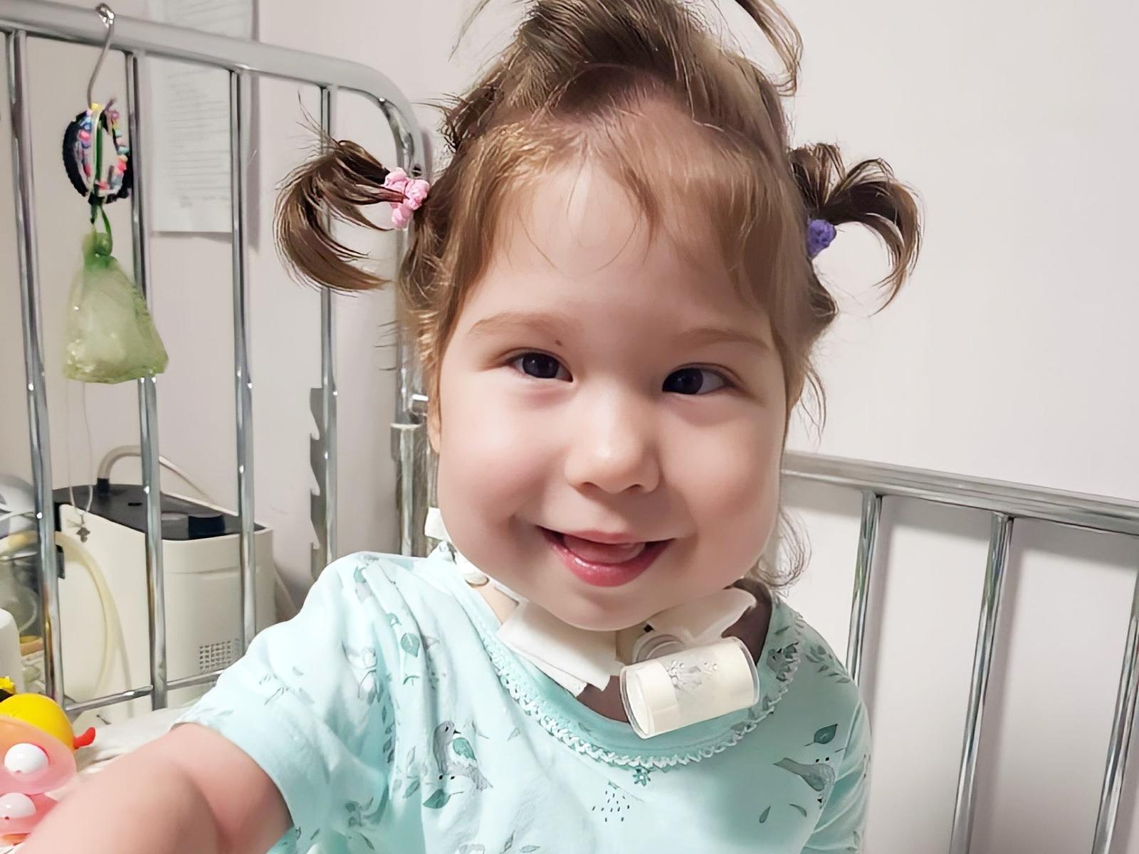 Masha is an orphan. The girl has been living in the hospital since birth, and she needs the help of a babysitter.
