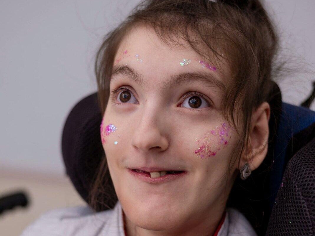 Arina has cerebral palsy, and she needs a verticalizer to avoid complications of the disease!