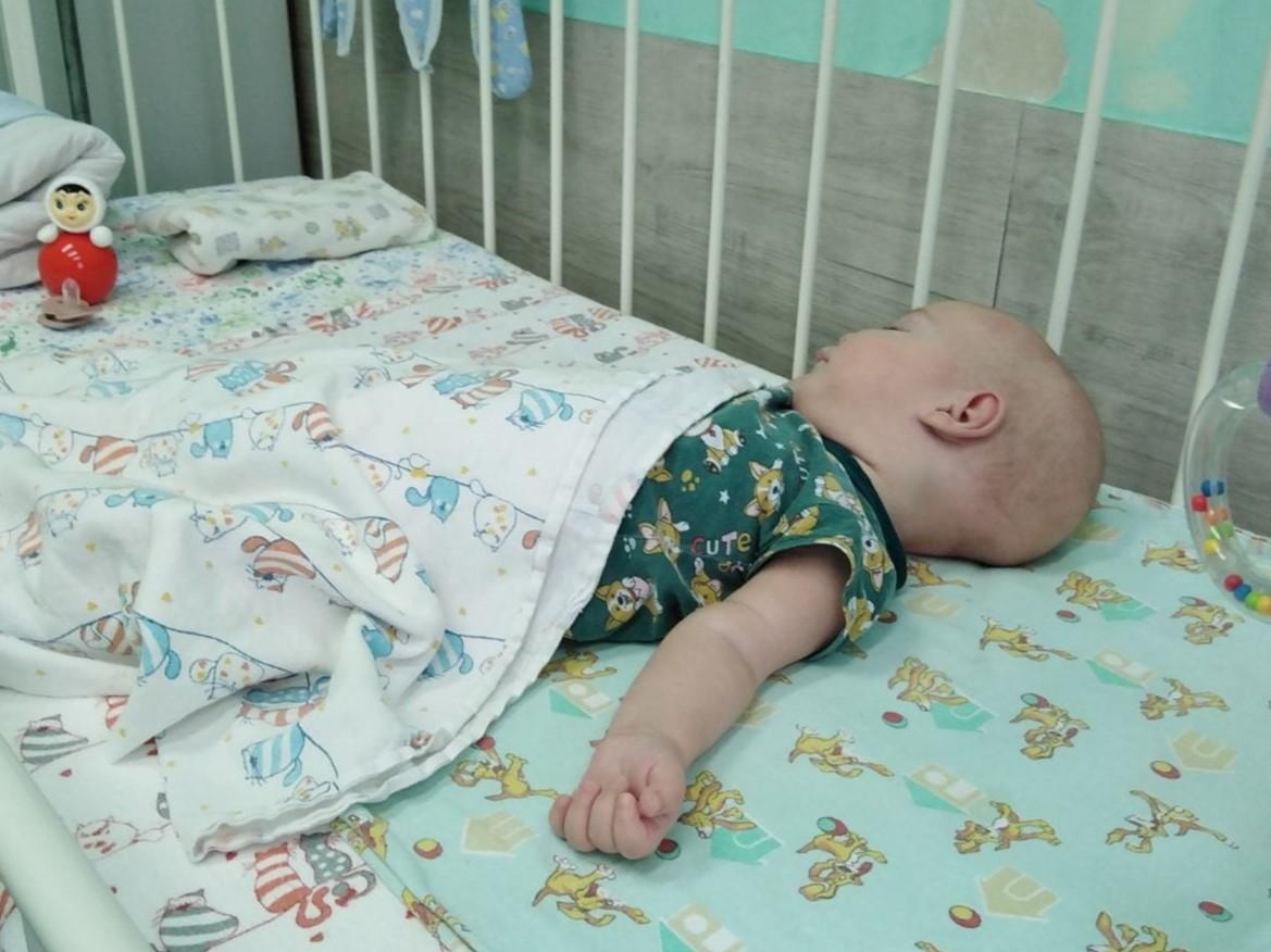 Антон – сирота. Он нуждается в сопровождении заботливой няни во время лечения в больнице!