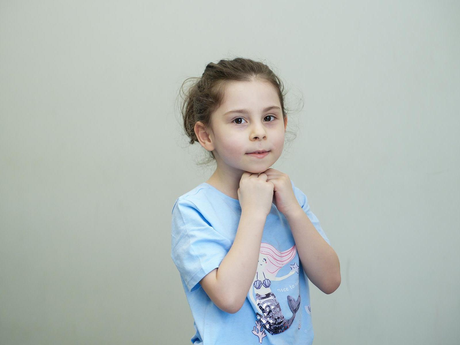 Camille has autism! To overcome the developmental delay, she needs a rehabilitation course!