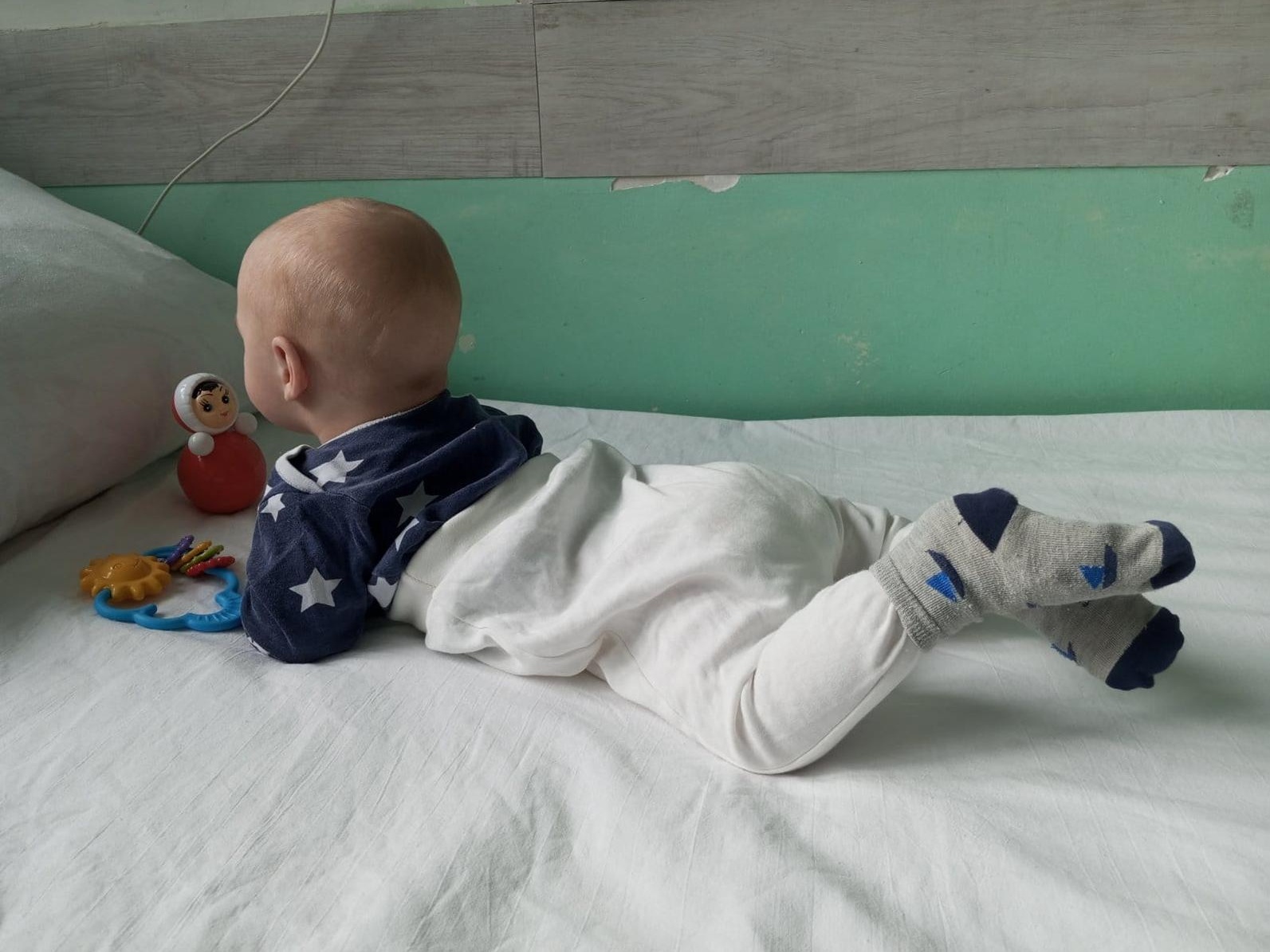 Timur is an orphan. He needs to be accompanied by a caring babysitter during his treatment at the hospital!