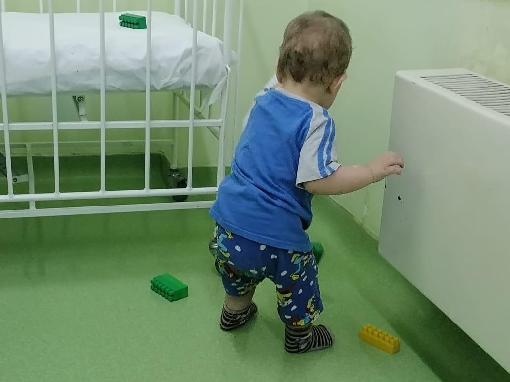 Seryozha is an orphan. He needs the help and support of a babysitter during his treatment in the hospital!